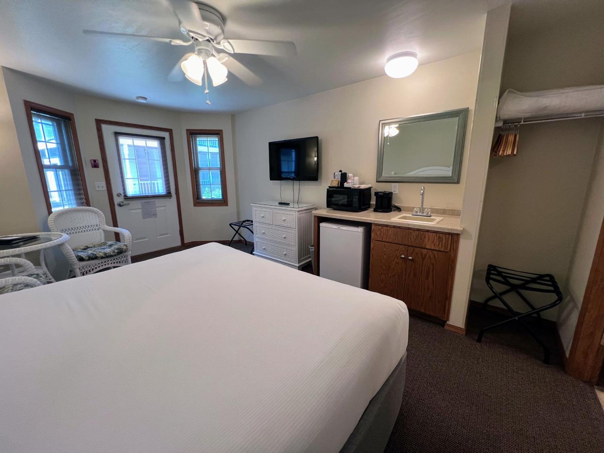 Bay Breeze Resort 以法莲 外观 照片